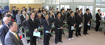 谷小学校の校歌を歌うかつての小学生たち