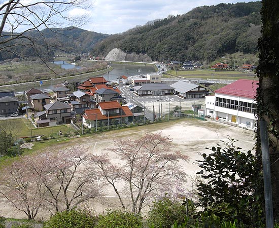 斐伊川沿いにある西日登小学校