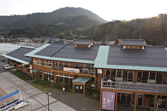 斐伊川沿いにある西日登小学校