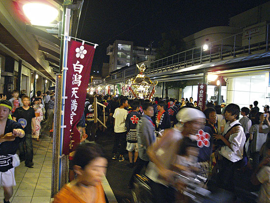 夏の天神祭には無数の露店がならび、市民が押し寄せる