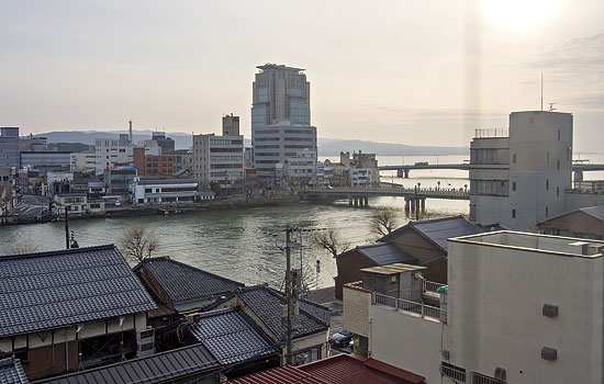 宍道湖から流れ出る大橋川の対岸が白潟地区