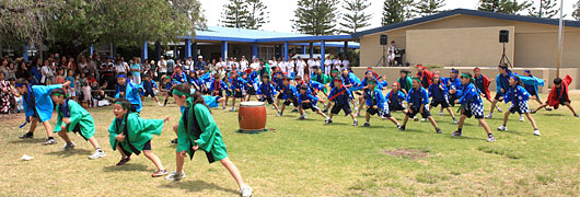 チャリティー祭の模様ら