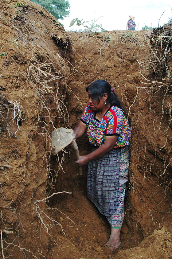 グアテマラの先住民族（インディヘナ）たちは、真っ先にその暴力の犠牲者となった