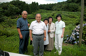 下大野の開拓部落を再訪した稲葉峯雄さん（中央）