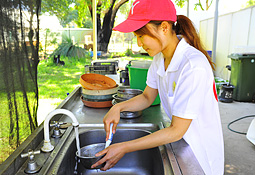 梱包作業をする堀さん