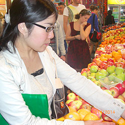 自宅で料理するための食材を買いにスーパーへ