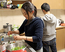 シェアメートと一緒に夕食を作る