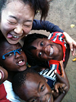 ジンバブエの子どもたちと一緒の高橋さん