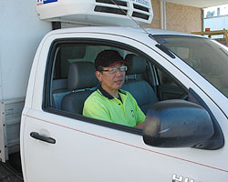 社用車で出勤する重吉さん